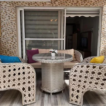 Modern Design House In The Heart Of דירה מרמריס